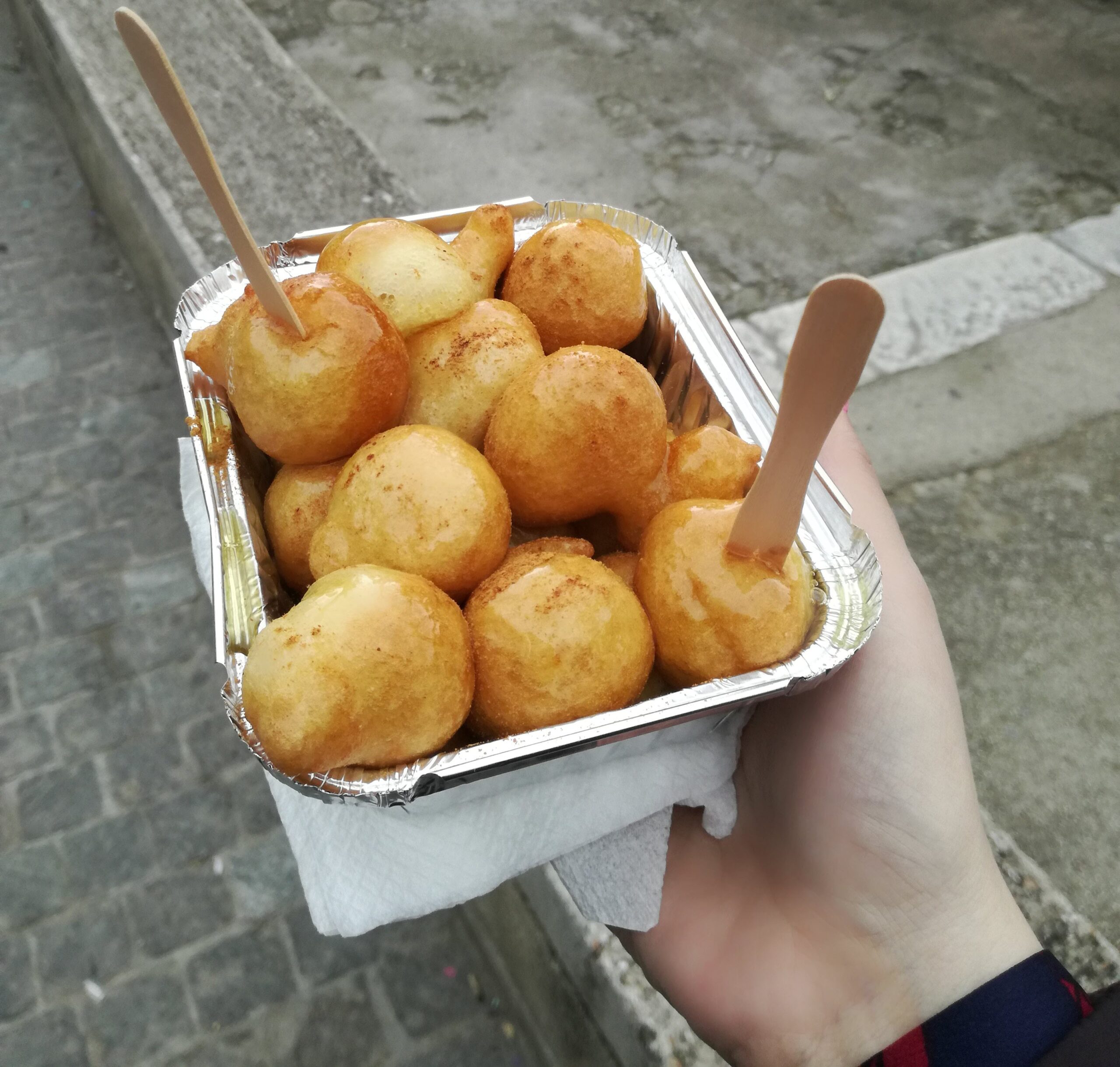 loukoumades greckie pączki w kształcie kulek oblane miodem